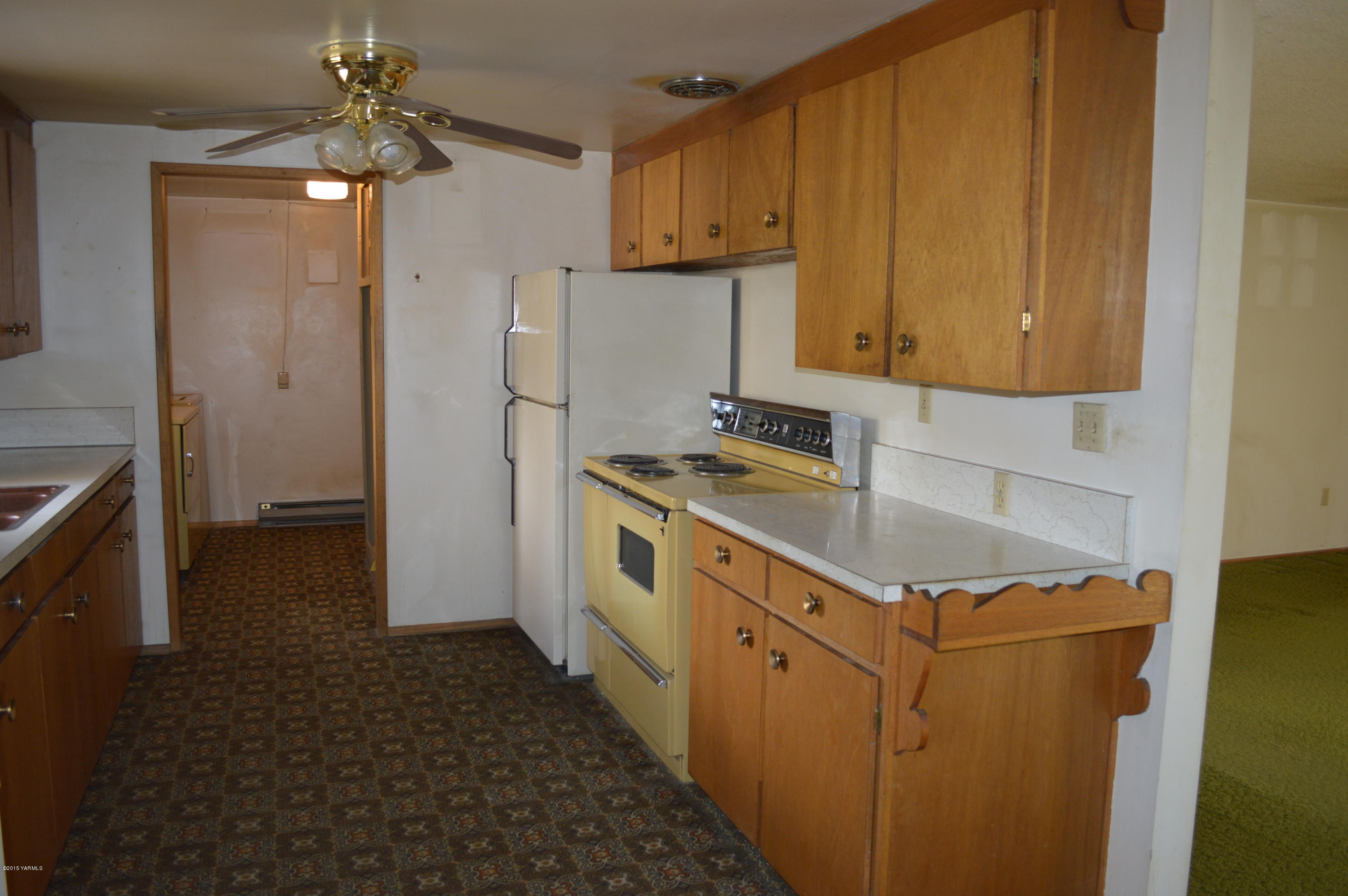 781 Collins Road Selah, WA 98942 - Photo 7 of 23 a kitchen with a refrigerator stove and cabinets