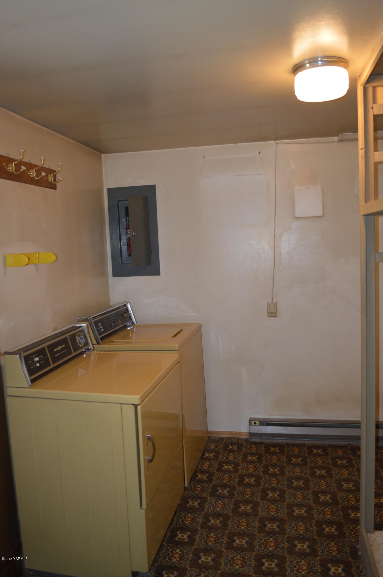 781 Collins Road Selah, WA 98942 - Photo 8 of 23 a utility room with dryer and washer