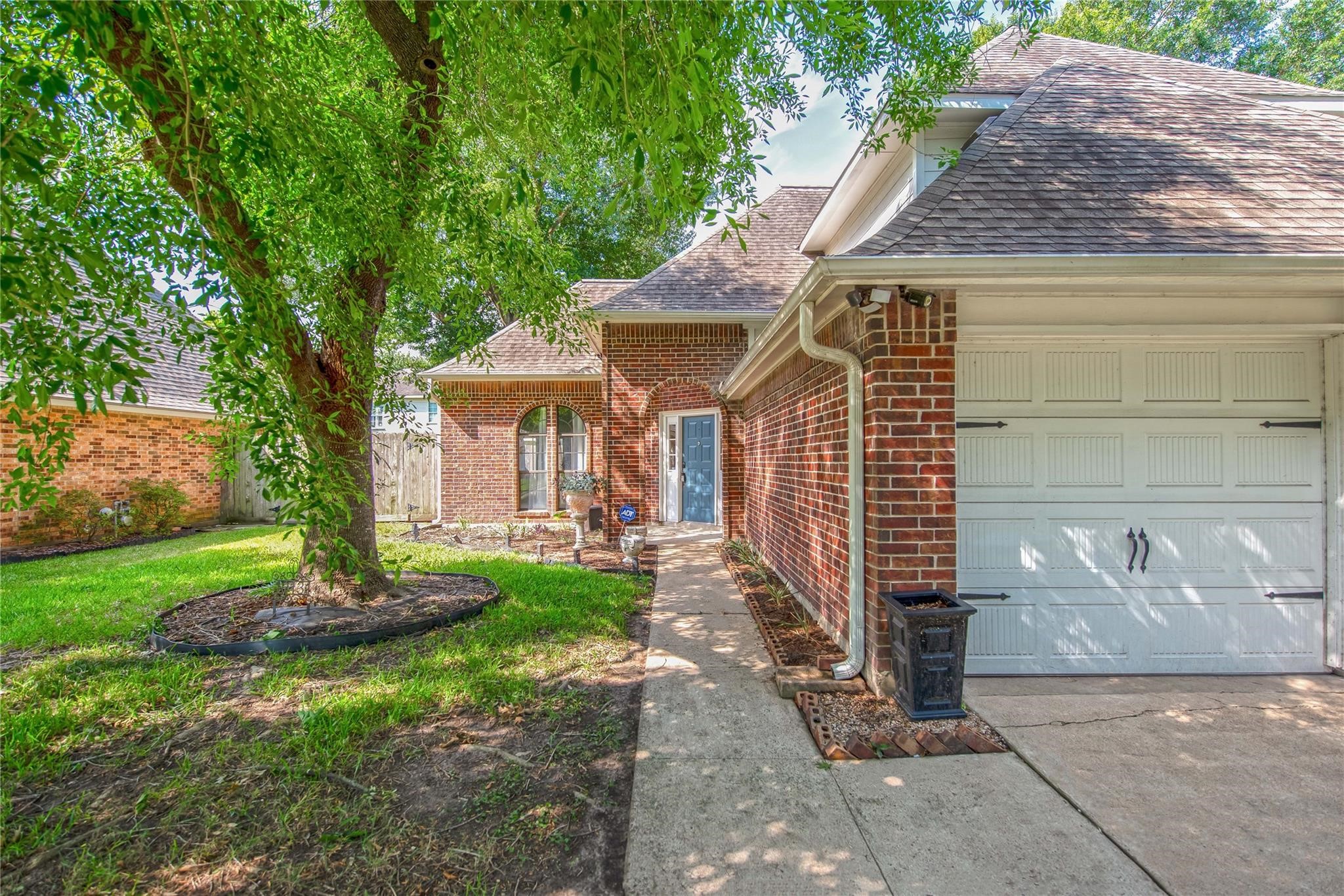 10131 Wayward Wind Lane Houston, TX 77064 - Photo 3 of 16 a front view of a house with garden