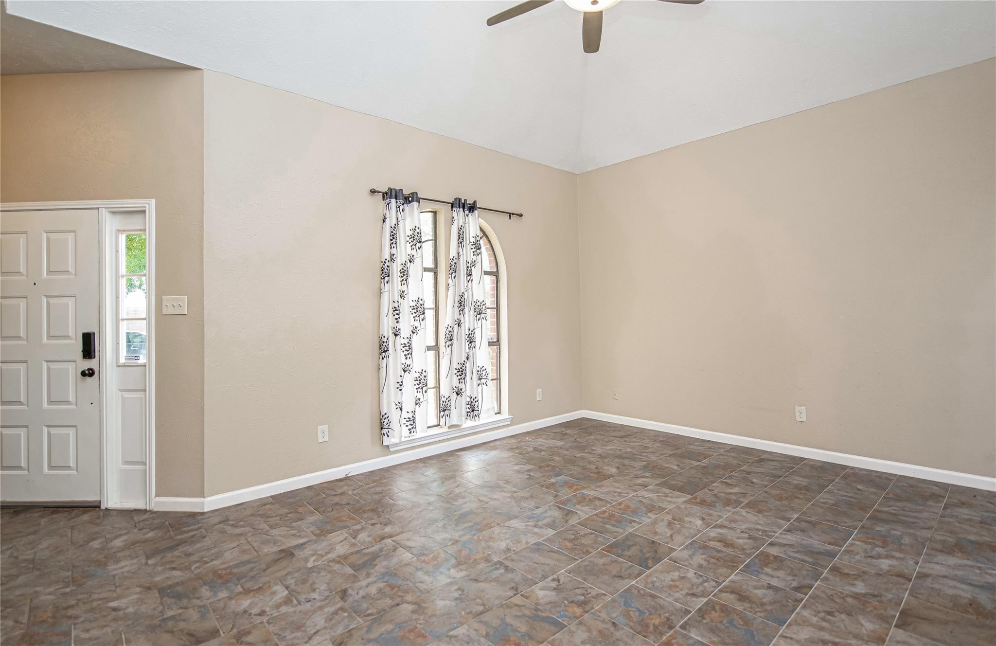 10131 Wayward Wind Lane Houston, TX 77064 - Photo 5 of 16 an empty room with windows and closet