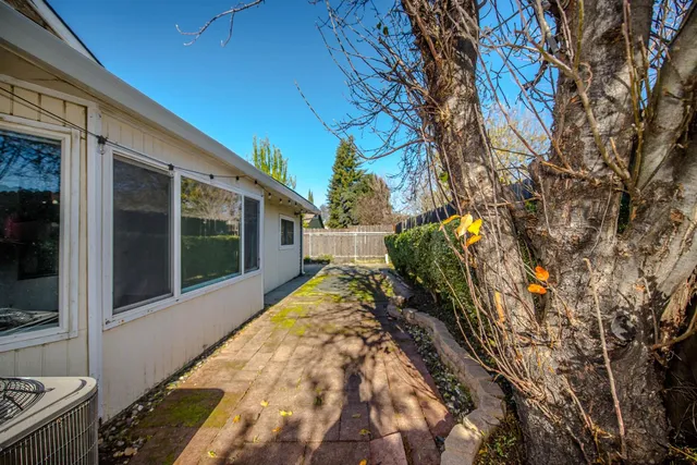 a view of a pathway with a house