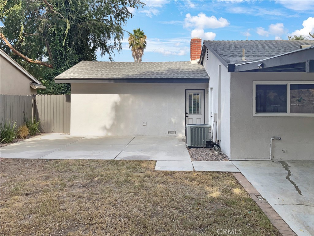 6376 Westview Drive Riverside, CA 92506 - Photo 20 of 23 a backyard of a house