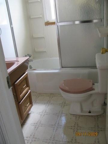 4474 Goodman Road Roanoke, VA 24014 - Photo 3 of 5 a bathroom with a toilet and a bathtub