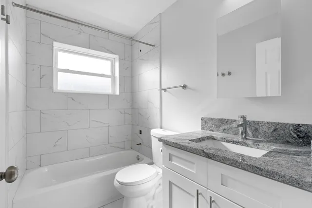 $3,000 | 135 Custer Avenue, Unit 3, Evanston, IL 60202