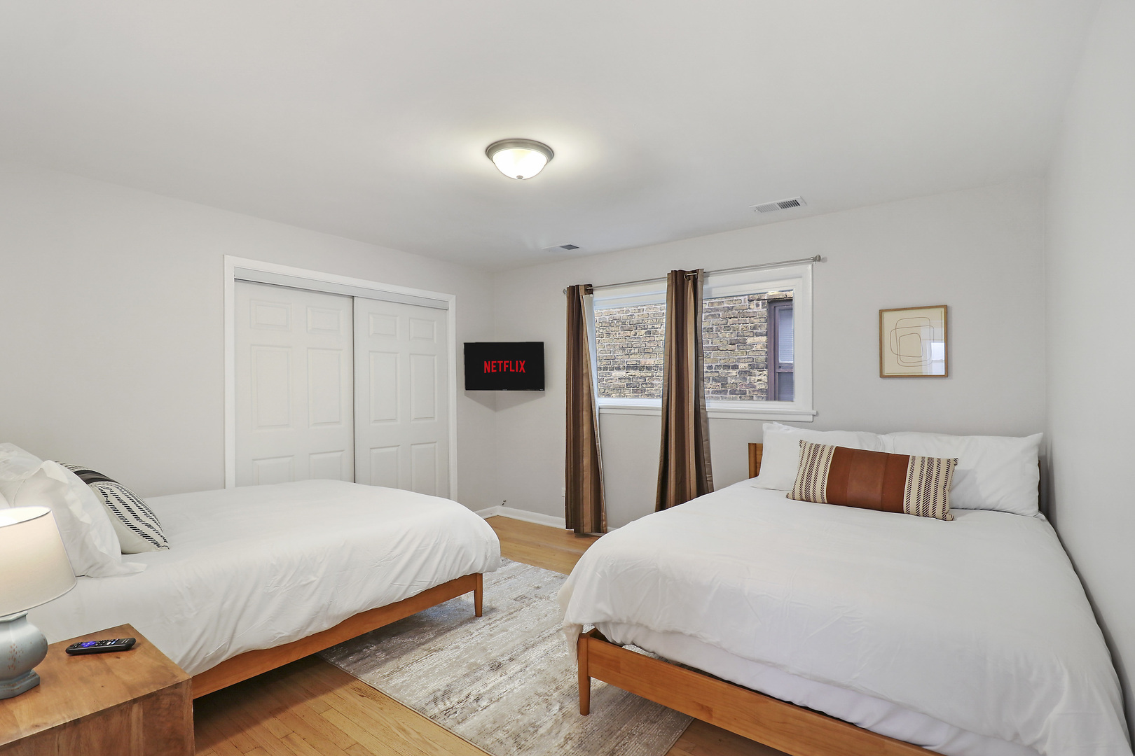 135 Custer Avenue, Unit 3 Evanston, IL 60202 - Photo 13 of 18 a bedroom with a bed and a lamp