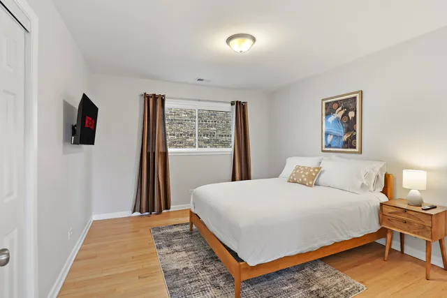 $3,000 | 135 Custer Avenue, Unit 3, Evanston, IL 60202