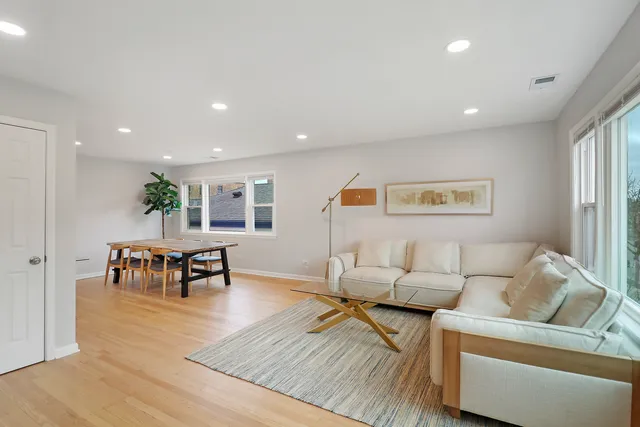 $3,000 | 135 Custer Avenue, Unit 3, Evanston, IL 60202