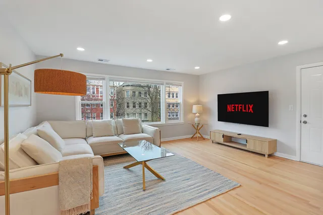 $3,000 | 135 Custer Avenue, Unit 3, Evanston, IL 60202