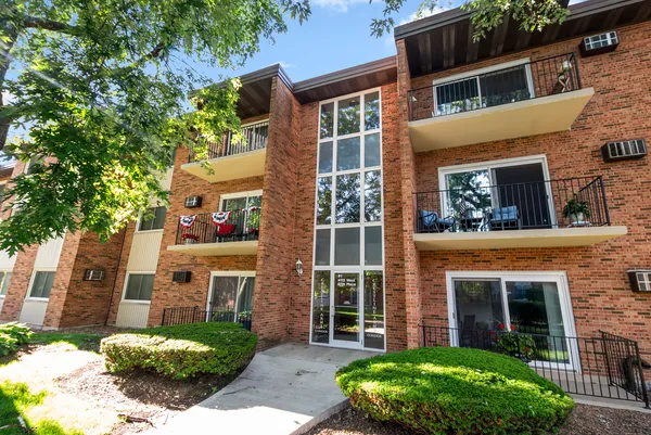 $159,900 | 4113 West 97th Place, Unit 303, Oak Lawn, IL 60453
