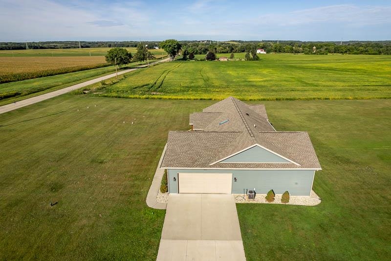 4401 West Spring Creek Road Beloit, WI 53511 - Photo 5 of 51 Gallery Image 5