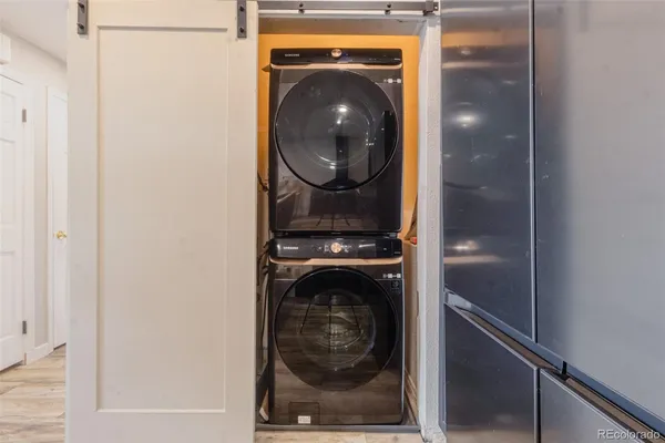 a close up view of a washer and dryer