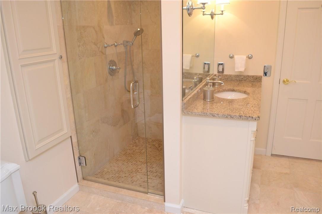 2640 Amberly Road Bloomfield Hills, MI 48301 - Photo 26 of 29 DSC_0439.JPG