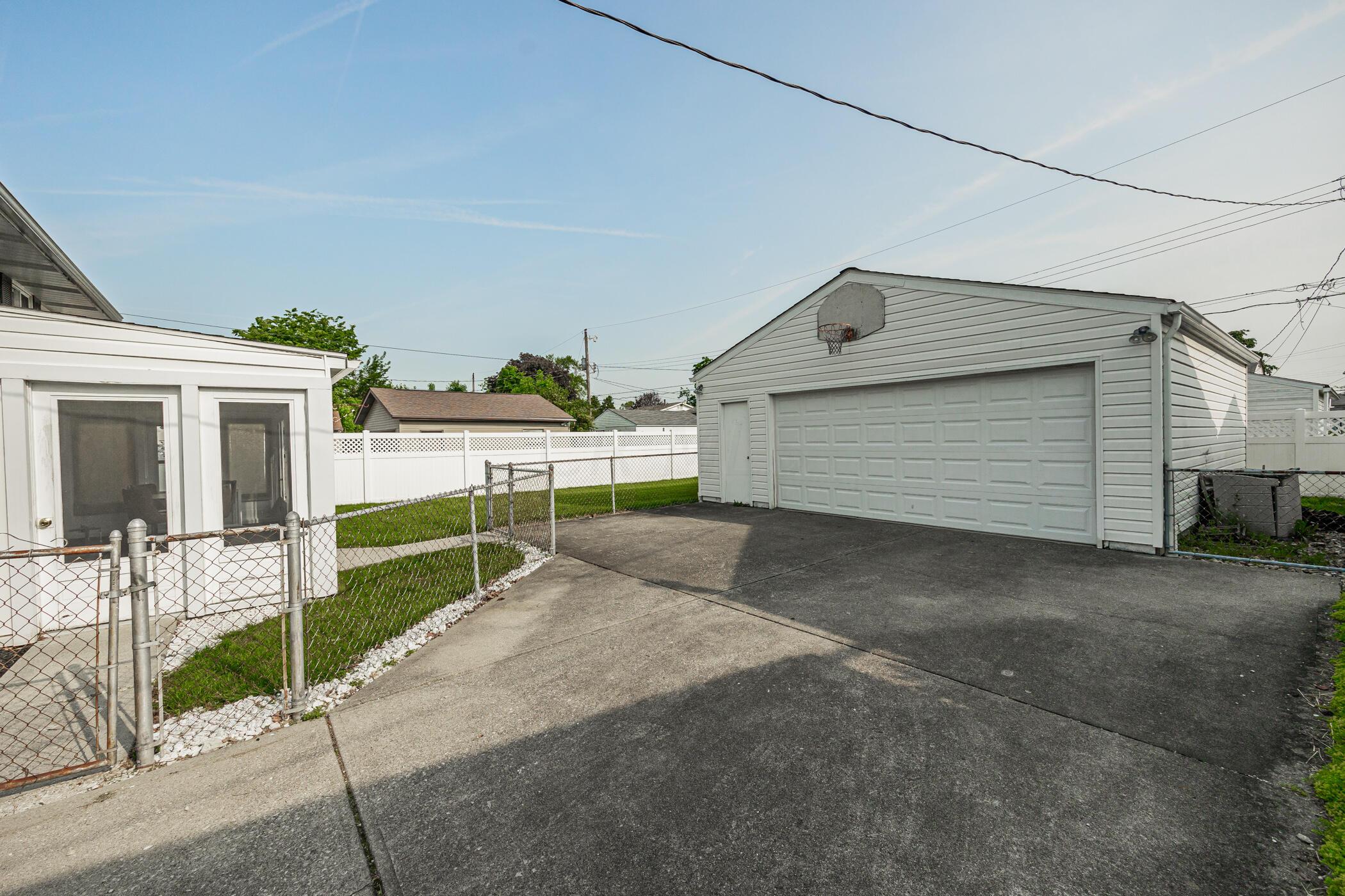 3872 Lynward Road Columbus, OH 43228 - Photo 39 of 47 Driveway