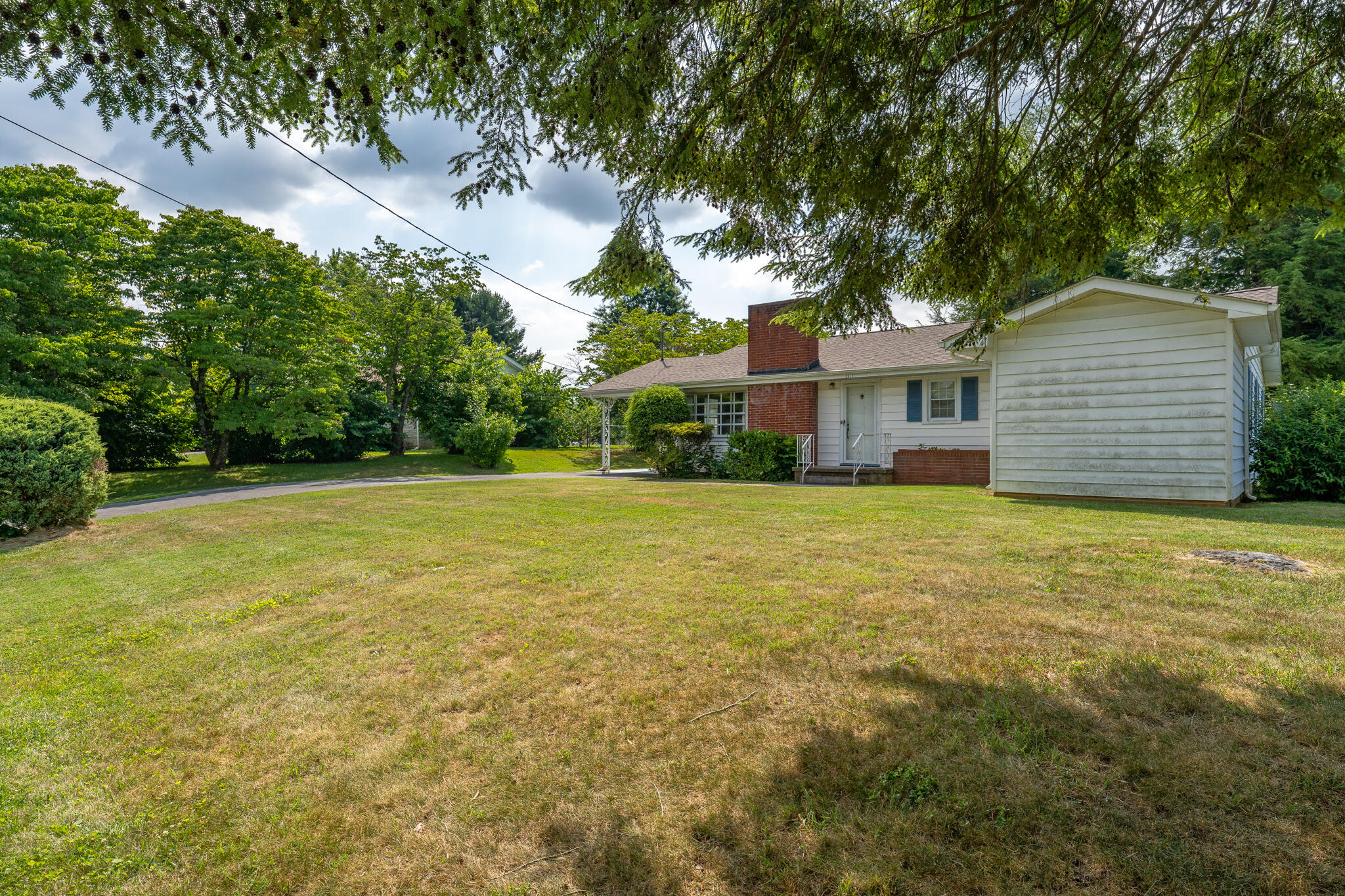 2211 Wyndale Road Johnson City, TN 37604 - Photo 3 of 33 2211 Wyndale Rd (3 of 42)
