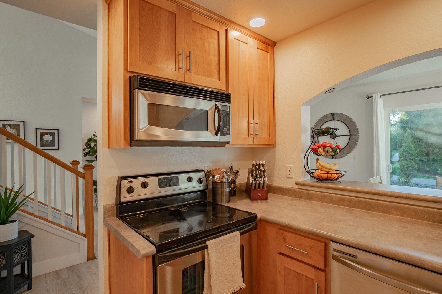 313 Live Oak Loop Central Point, OR 97502 - Photo 4 of 27 7
