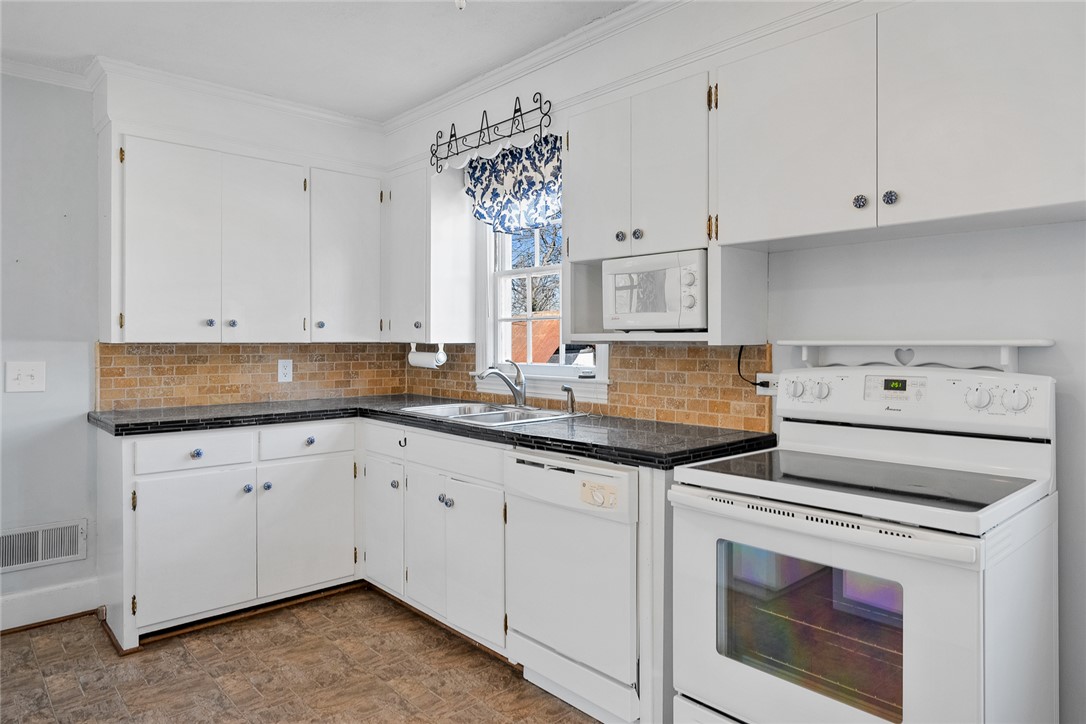 310 River Street Belton, SC 29627 - Photo 17 of 50 Kitchen #2 - all appliances convey