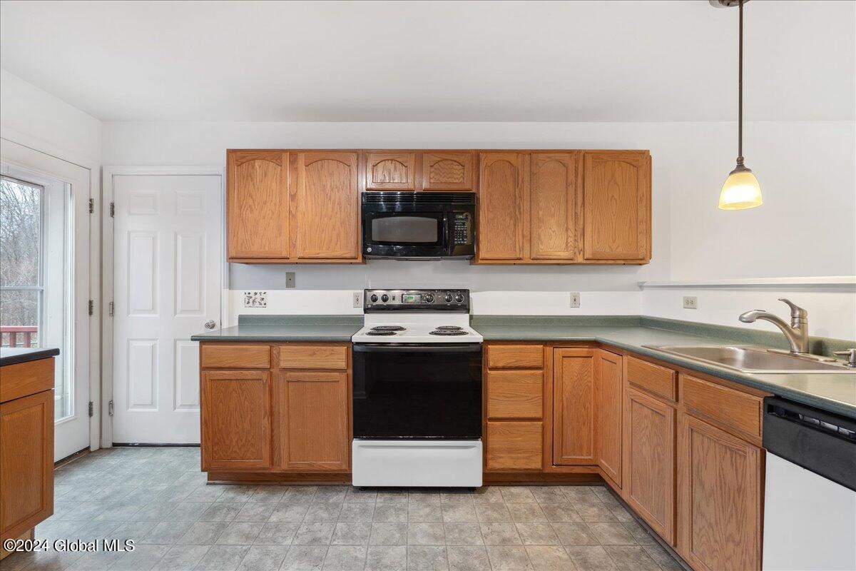 23 Trinity Place Bethlehem, NY 12158 - Photo 12 of 47 23-23 Trinity (23 of 41)