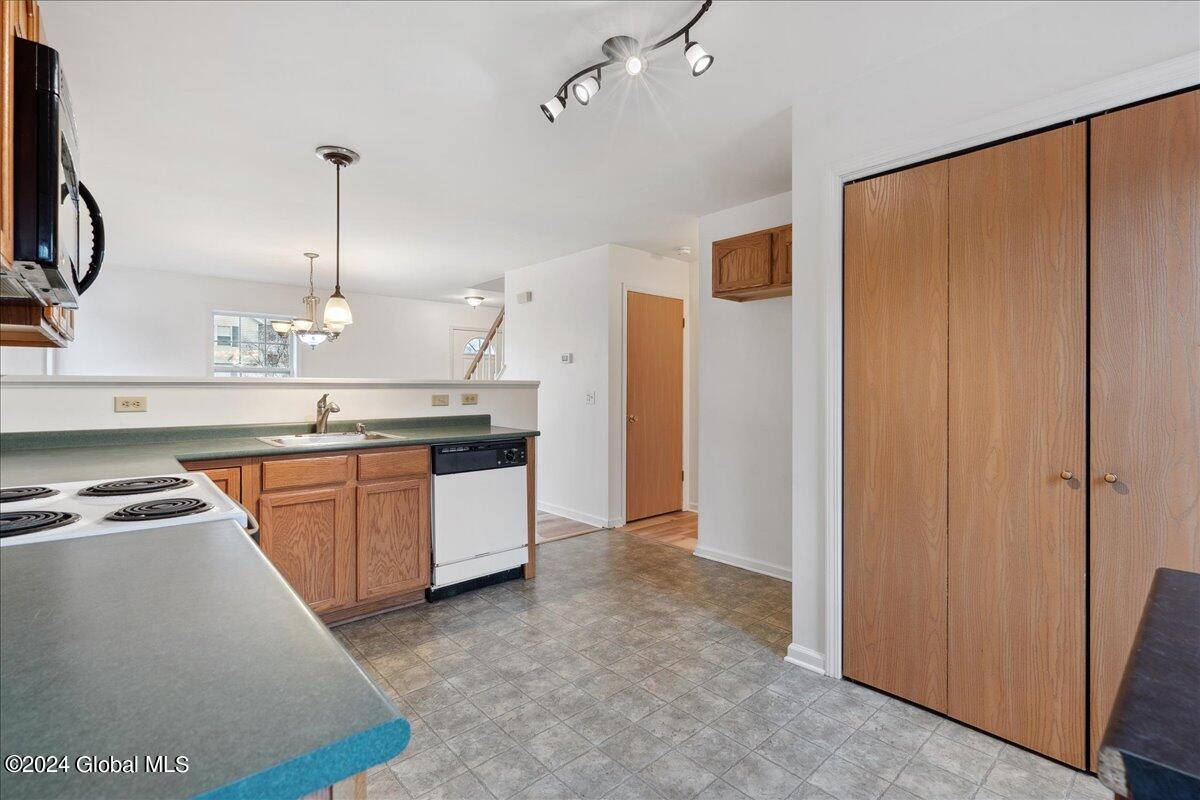 23 Trinity Place Bethlehem, NY 12158 - Photo 14 of 47 25-23 Trinity (25 of 41)