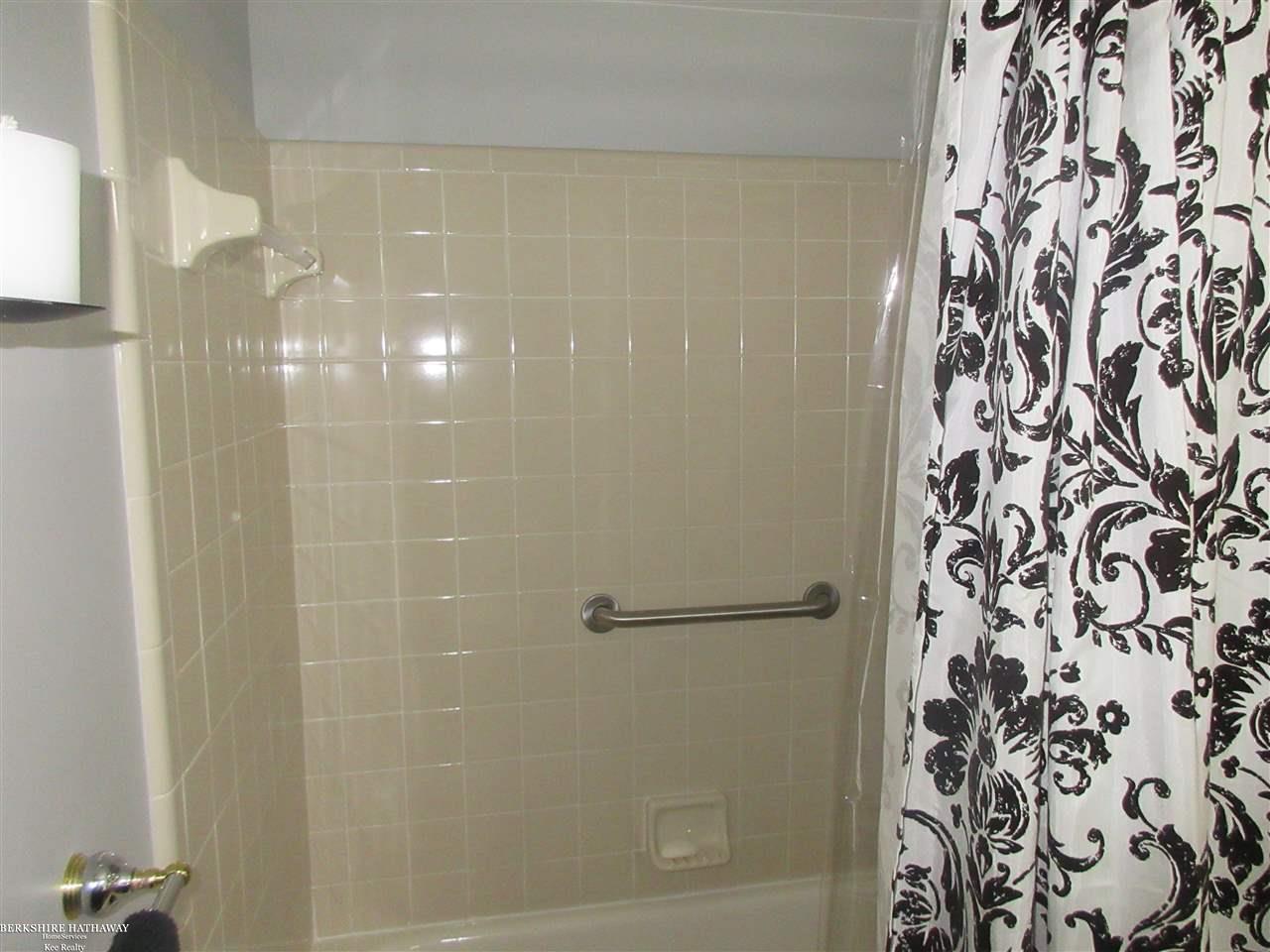 16752 Fieldstone Macomb, MI 48042 - Photo 20 of 29 Ceramic Bath