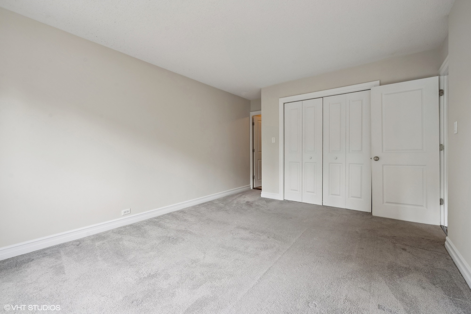 2930 North Sheridan Road, Unit 301 Chicago, IL 60657 - Photo 12 of 20 a view of an empty room and entryway