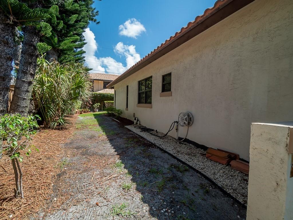 27 Sailfish Lane Ocean Ridge, FL 33435 - Photo 34 of 40 034_West Sideyard