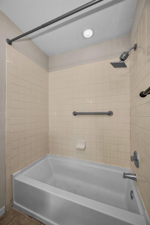 8015 Savannah Sunset Lane Tampa, FL 33615 - Photo 23 of 35 a bathroom with a bathtub