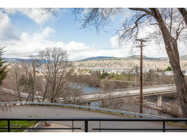 $1,095,000 | 402 Bluff Road, Hood River, OR 97031