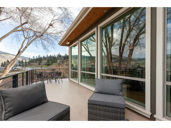 $1,095,000 | 402 Bluff Road, Hood River, OR 97031