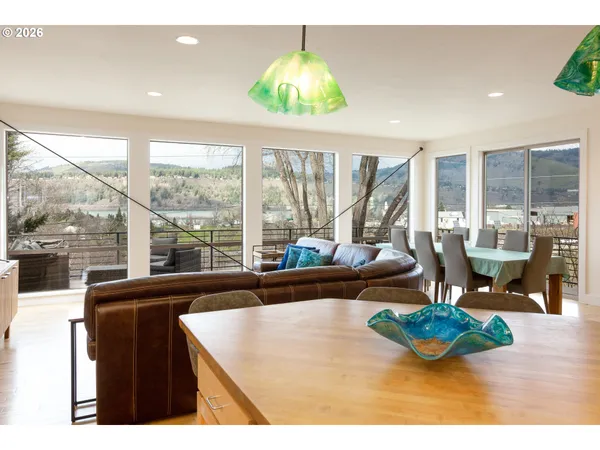 $1,095,000 | 402 Bluff Road, Hood River, OR 97031