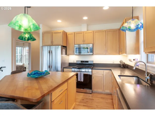 $1,095,000 | 402 Bluff Road, Hood River, OR 97031