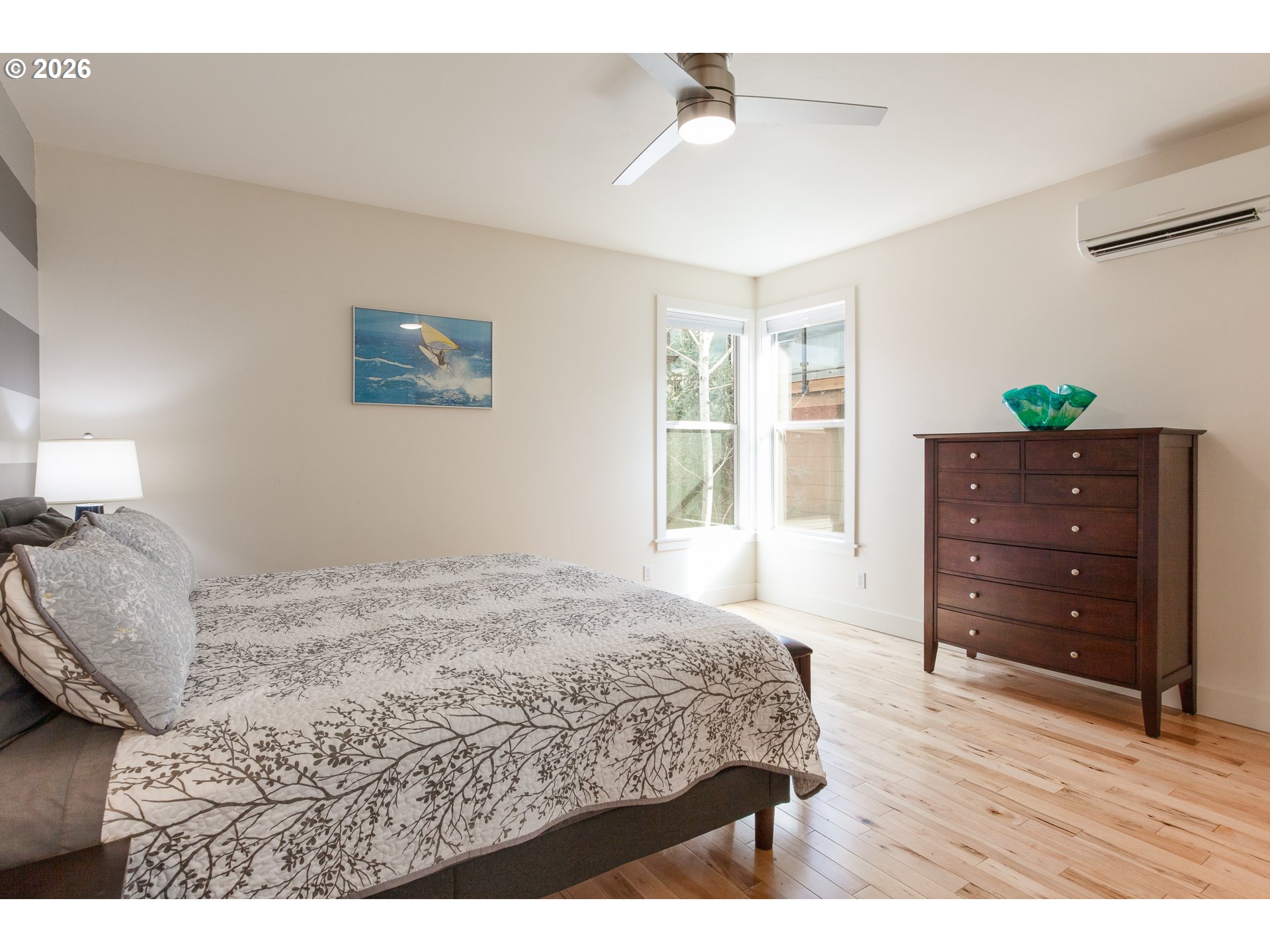 402 Bluff Road Hood River, OR 97031 - Photo 19 of 39 a bedroom with a bed and a dresser