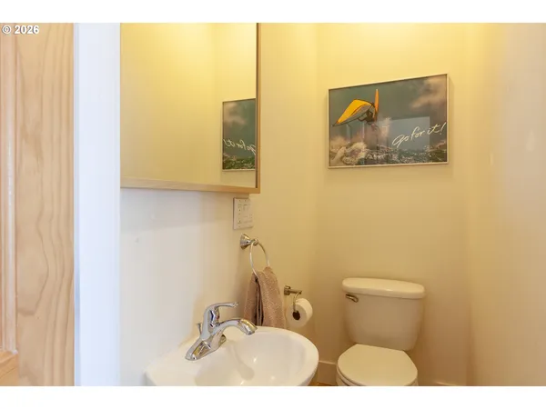 $1,095,000 | 402 Bluff Road, Hood River, OR 97031