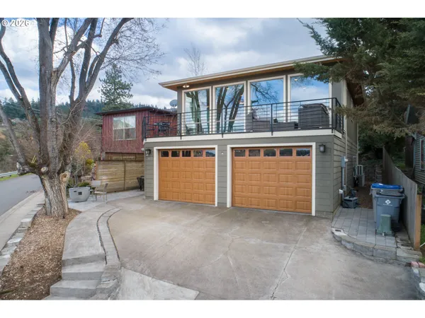 $1,095,000 | 402 Bluff Road, Hood River, OR 97031