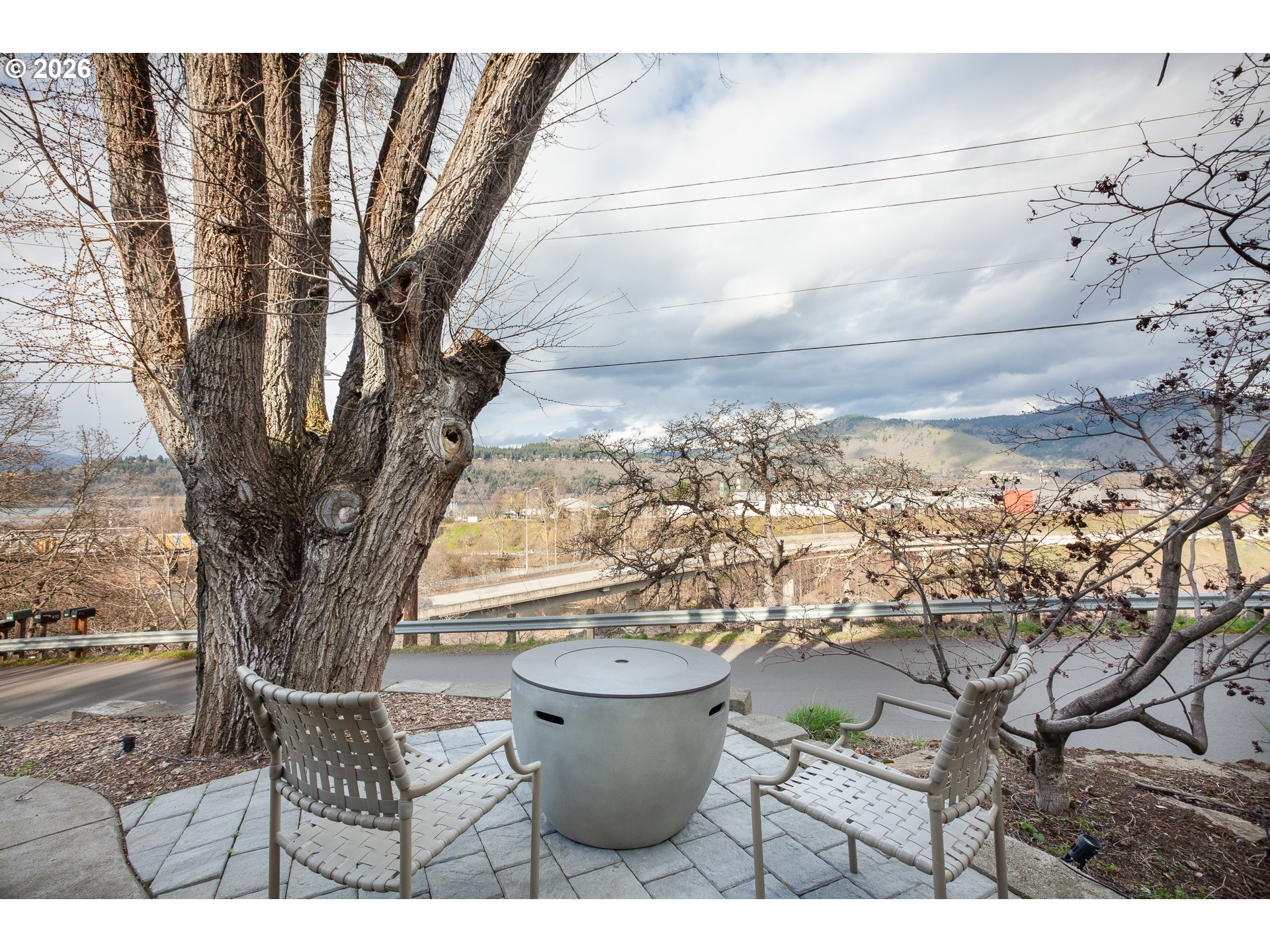 402 Bluff Road Hood River, OR 97031 - Photo 34 of 39 a view of a balcony with mountain view and the ocean view