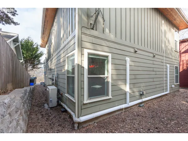 $1,095,000 | 402 Bluff Road, Hood River, OR 97031