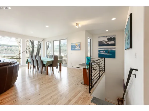 $1,095,000 | 402 Bluff Road, Hood River, OR 97031