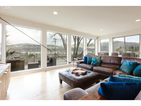 $1,095,000 | 402 Bluff Road, Hood River, OR 97031