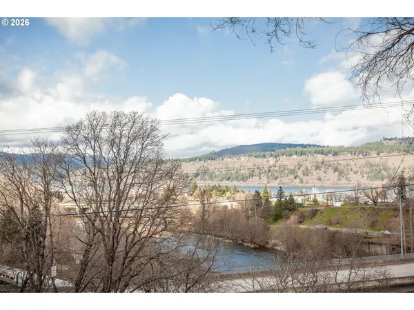 $1,095,000 | 402 Bluff Road, Hood River, OR 97031