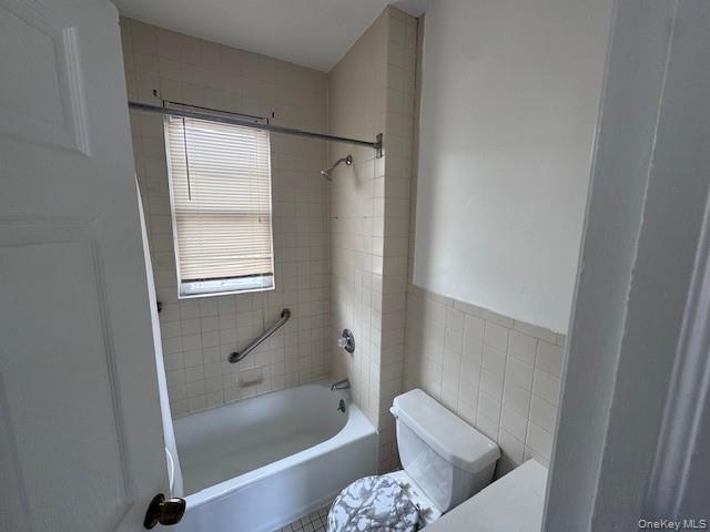 530 Fourth Avenue, Unit 2 Pelham, NY 10803 - Photo 7 of 8 a bathroom with a tub shower and toilet