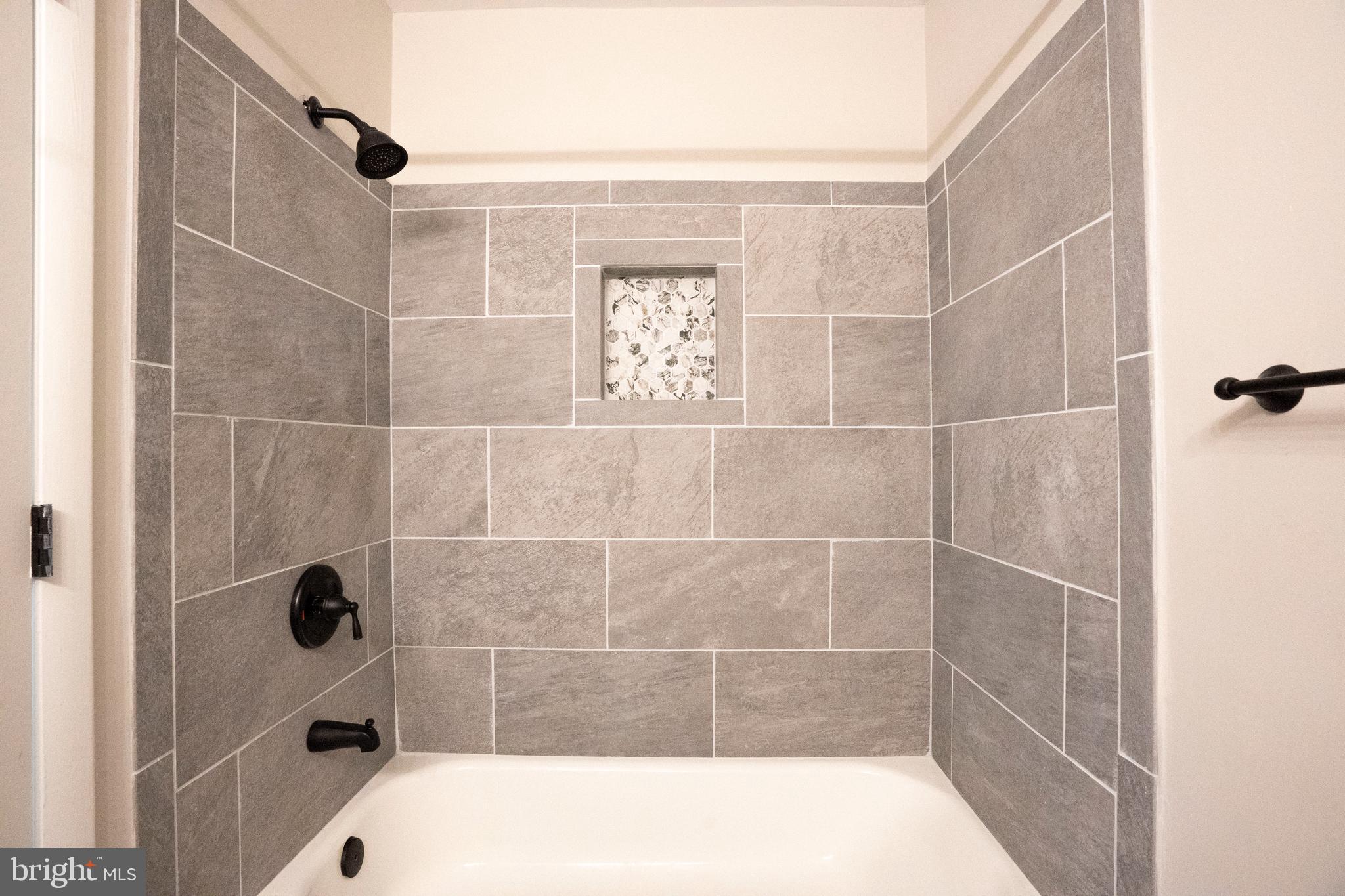 30 I Greystone Court, Unit I Annapolis, MD 21403 - Photo 4 of 15 a bathroom with a bathtub