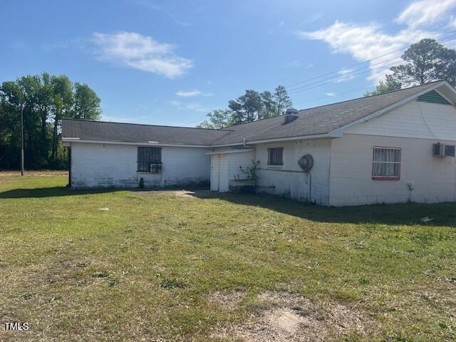 4400 Newton Grove Highway Newton Grove, NC 28366 - Photo 3 of 11 a backyard of a house