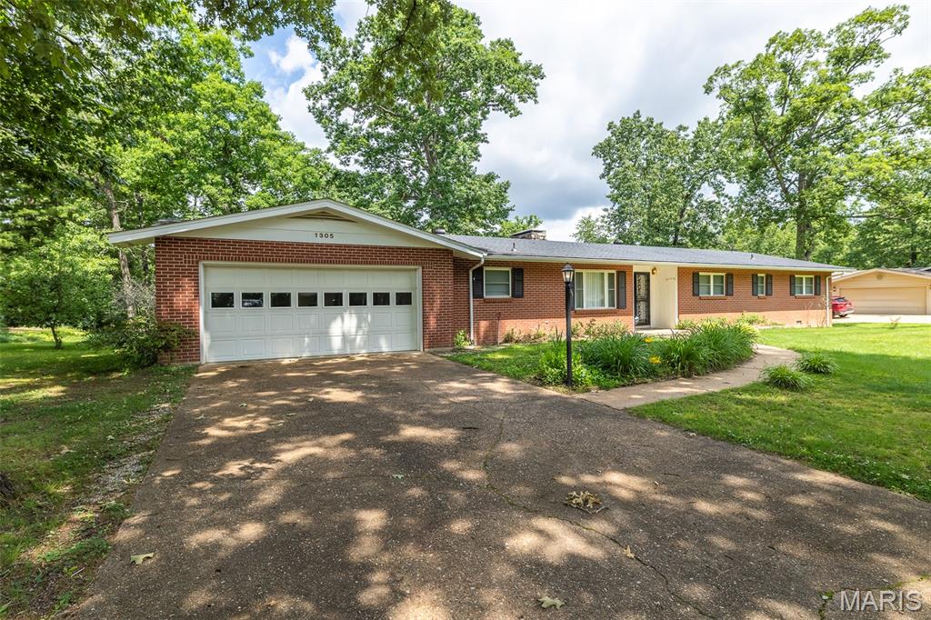 1305 Lurlyn Road Poplar Bluff, MO 63901 - Photo 1 of 32