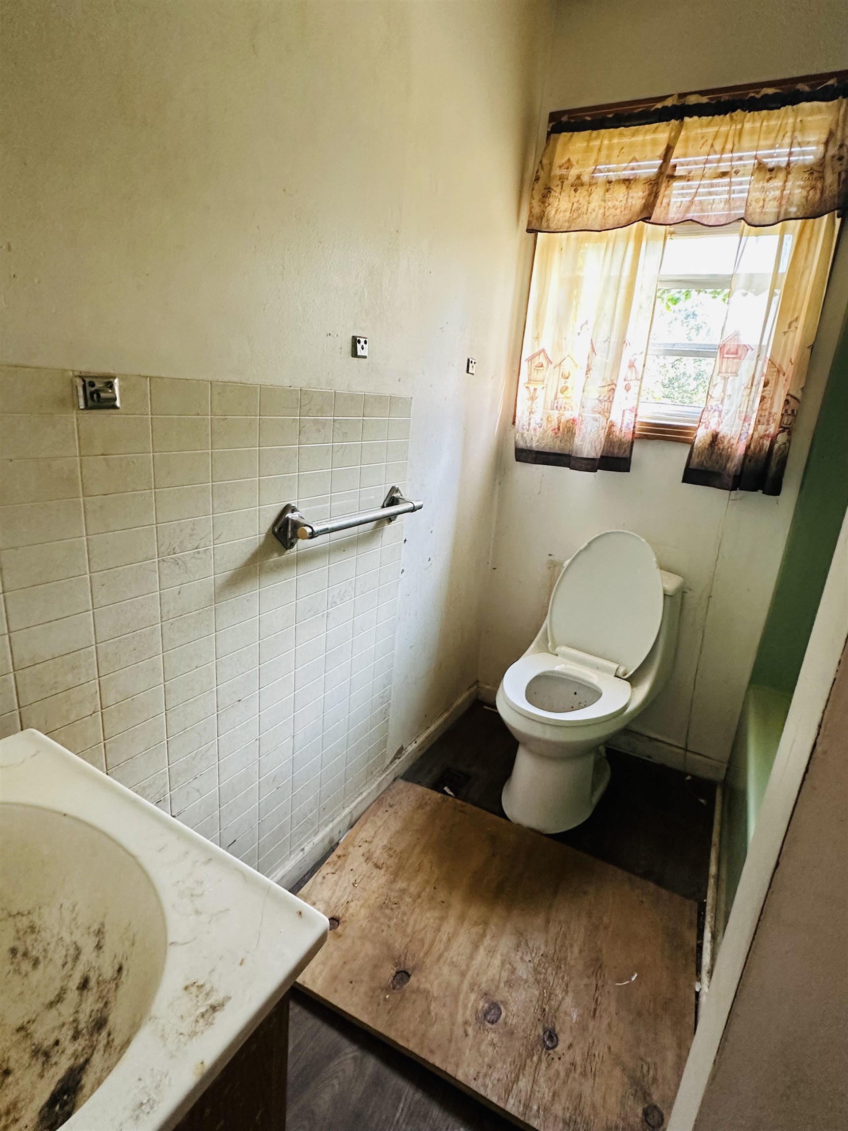 505 Patterson Lane Finger, TN 38334 - Photo 7 of 23 a bathroom with a sink a toilet and tub