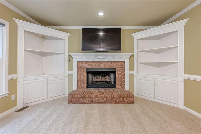 an empty room with closet and a ceiling fan
