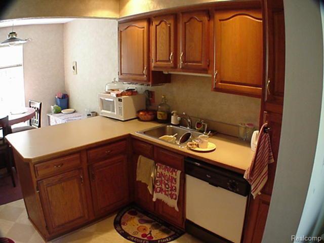 51 Manor Way, Unit 30 Rochester, MI 48309 - Photo 4 of 6 MVC-013S