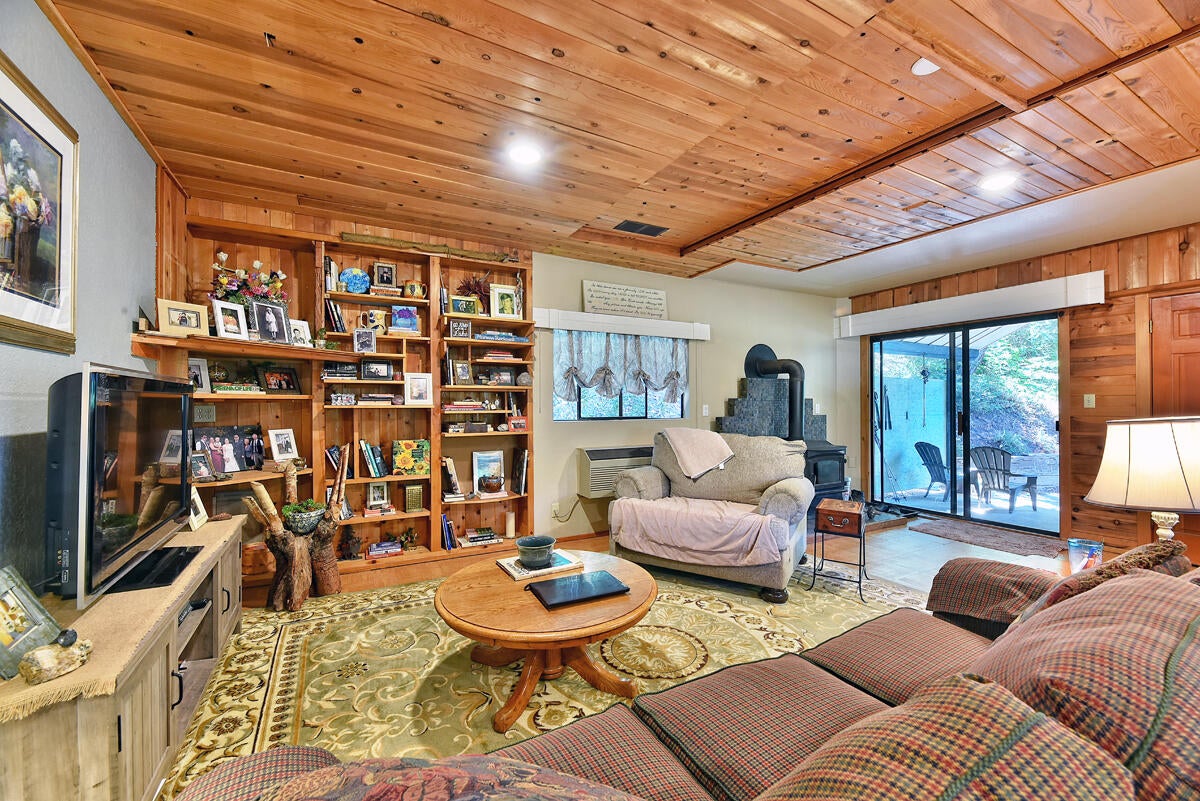 1090 Tunnel Road Glendale, OR 97442 - Photo 10 of 53 9