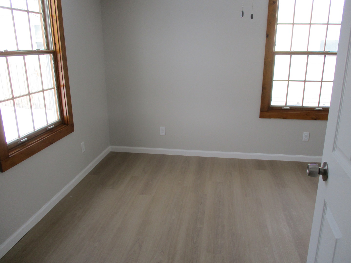 918 West Vine Street Champaign, IL 61821 - Photo 8 of 14 an empty room with a window