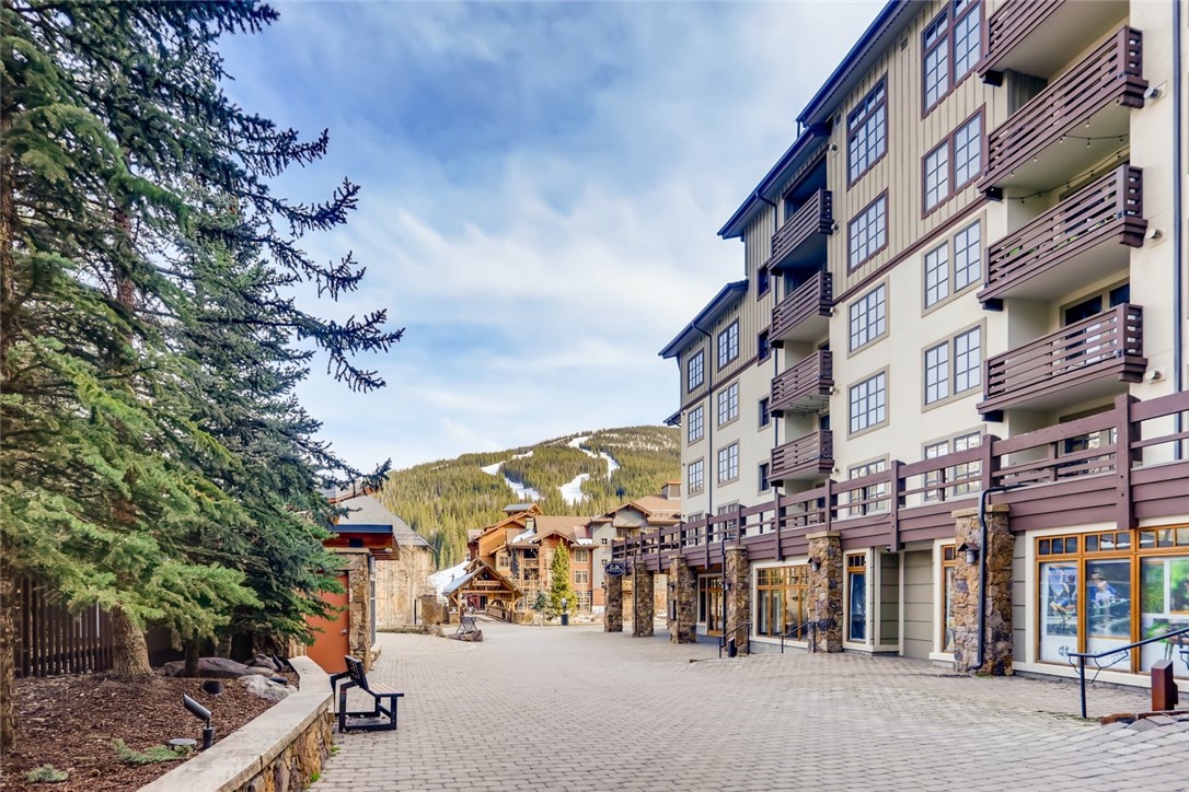 Copper Mountain Center Village, walk to slopes