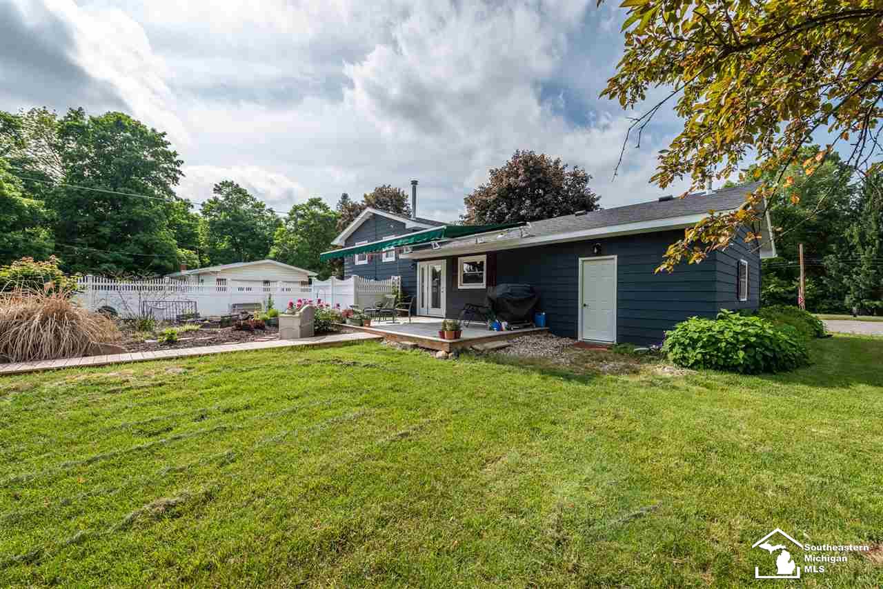 1585 East Valley Road Adrian, MI 49221 - Photo 4 of 25 31382983-3.JPG