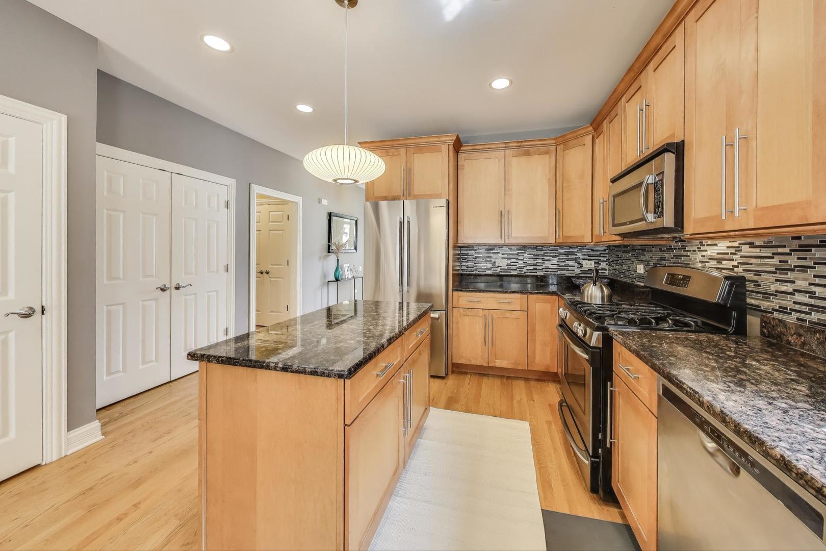 3123 Thorne Hill Court, Unit 11 Lisle, IL 60532 - Photo 8 of 37